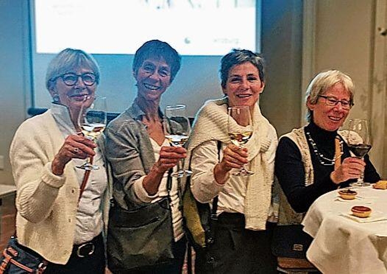 Anstossen auf ein schönes Jugendfest: Apéro der Blumenschmückerinnen. Foto: Fritz Thut