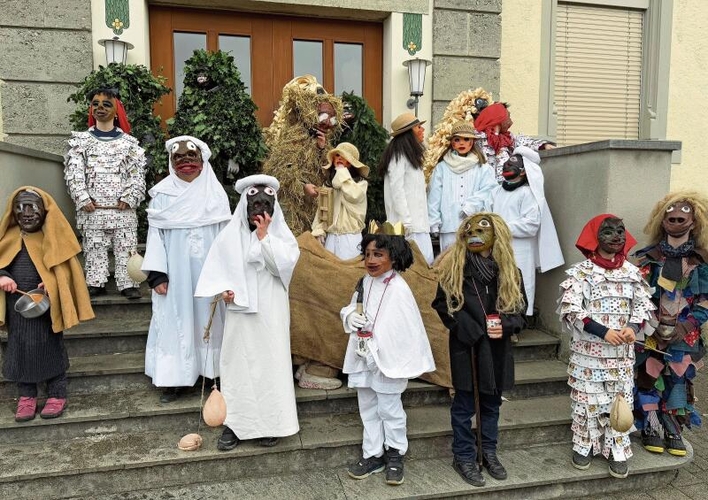 Kinder-Bärzeli: Versammeln sich vor dem Schulhaus, bevor es dann losgeht.Foto: Andreas Walker