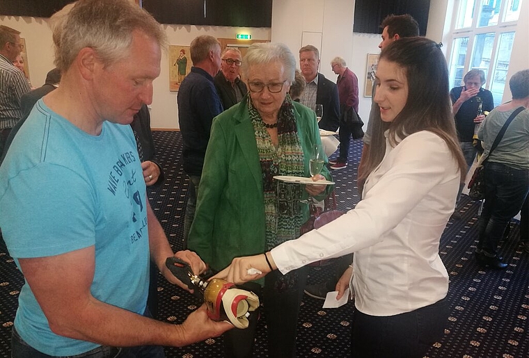 Erläuterungen für Geldgeber: Die olympische Eisschnellläuferin Ramona Härdi aus Möriken-Wildegg (rechts) am Sponsoren-Apéro im Hotel Krone in Lenzburg. Foto: Fritz Thut