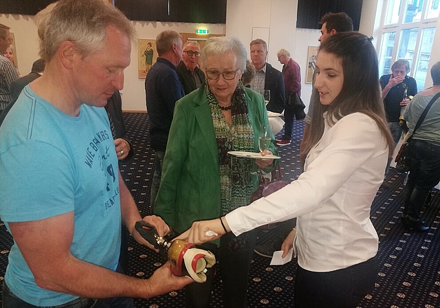 Erläuterungen für Geldgeber: Die olympische Eisschnellläuferin Ramona Härdi aus Möriken-Wildegg (rechts) am Sponsoren-Apéro im Hotel Krone in Lenzburg. Foto: Fritz Thut