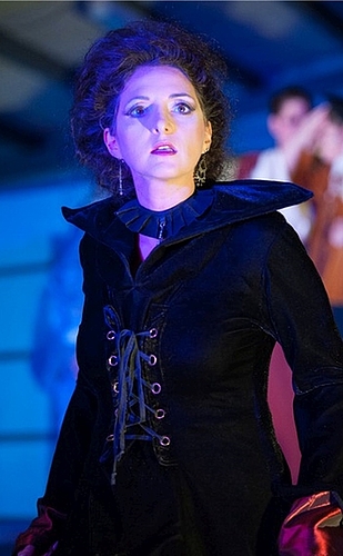 <em>Auf der Bühne zuhause:</em> Cinzia Koch in «Schlossherr, ledig, sucht…». Foto: zvg
