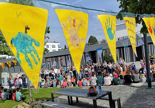 <em>Viel Volk bei der Einweihung:</em> Mit Flaggen geschmückter Dorfplatz in Meisterschwanden. Foto: Fritz Thut