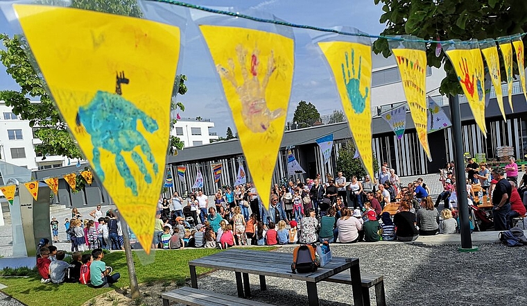 <em>Viel Volk bei der Einweihung:</em> Mit Flaggen geschmückter Dorfplatz in Meisterschwanden. Foto: Fritz Thut