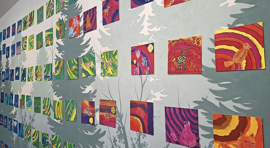 Kreativ wurde an der Projektwoche die Schule verschönert. Die Werke verschönern nun das Schulareal.Foto: zvg