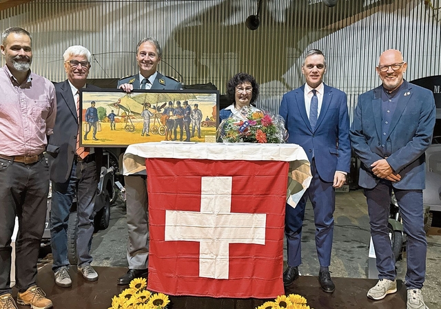 Der scheidende Luftwaffenchef Peter Merz (in Uniform) und seine Ehefrau Gaby Merz; umrahmt von den Weggefährten Hermann Gallati (rotes Hemd) und Militärpilotenkollege Rudolf Wattinger sowie Militärdirektor Jean-Pierre Gallati und OK-Chef Jörg Buc