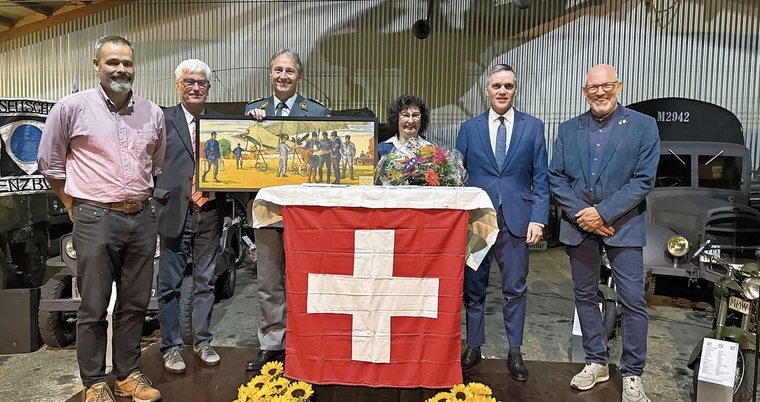 Der scheidende Luftwaffenchef Peter Merz (in Uniform) und seine Ehefrau Gaby Merz; umrahmt von den Weggefährten Hermann Gallati (rotes Hemd) und Militärpilotenkollege Rudolf Wattinger sowie Militärdirektor Jean-Pierre Gallati und OK-Chef Jörg Buc