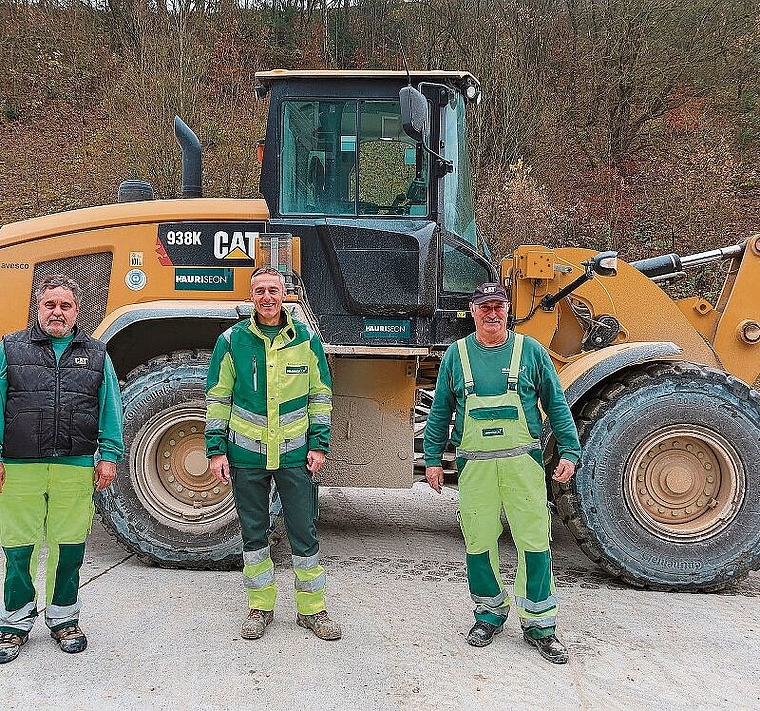 Pensionierung von zwei langjährigen Mitarbeitern: Heinz Richner, Geschäftsleitungsmitglied, Thomas Bertschi und Gerardo Tanga. Foto: zvg