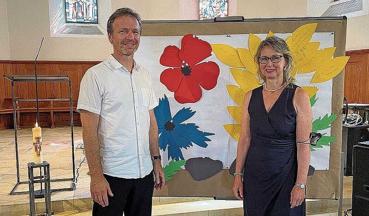 Vor einer Collage aus guten Wünschen: Pfarrer Martin Kuse mit seiner scheidenden Kollegin Ursula Vock. Foto: Hanny Dorer