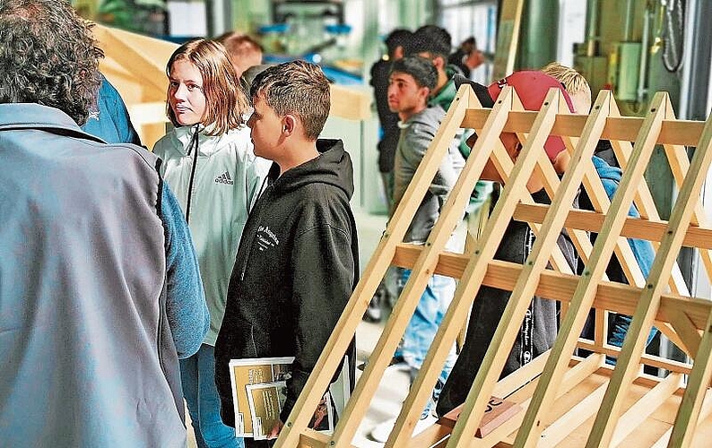 Gast auf dem BSL-Campus: Holzbau Schweiz Sektion Aargau zeigte die Berufsbilder Zimmermann/Zimmerin. Foto: Fritz Thut
