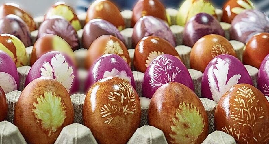 Filigrane Kunstwerke: Die Eier sind mit Gräsern, Blüten und Blättern verziert.Foto:  Romi Schmid