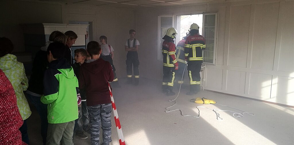 Im Rauch: Die Zuschauer durften die Rettungen im Haus verfolgen. Im Rauch: Die Zuschauer durften die Rettungen im Haus verfolgen.