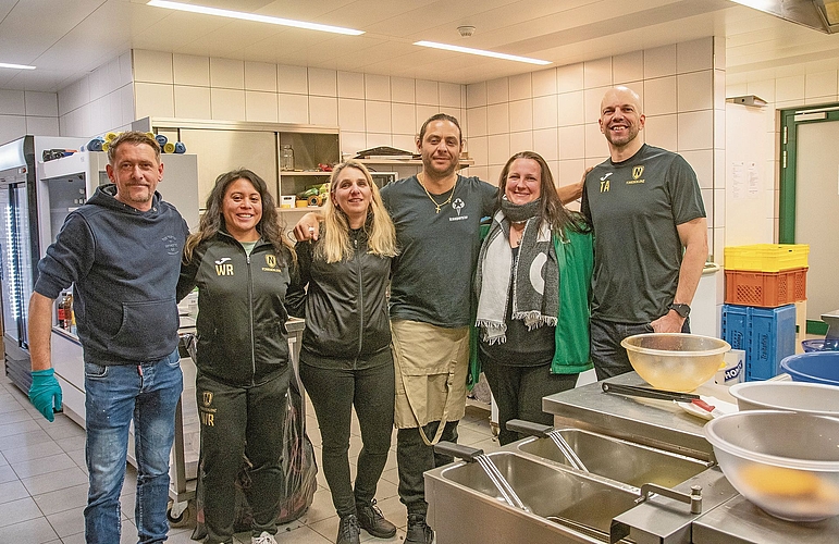 Das Küchenteam mit den Organisatorinnen Corinne Hächler und Nicole Melliger. Foto: Peter Winkelmann