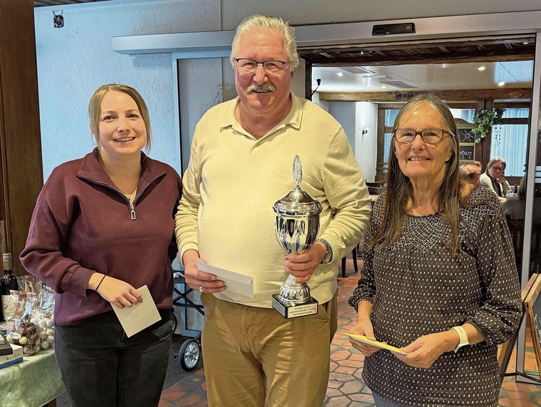 Ehre, wem Ehre gebührt: Die Drittplatzierte Sabrina Siegrist mit Gewinner Sepp Schlegel und der Zweitplatzierten Ruth Schmidt.Foto: zvg