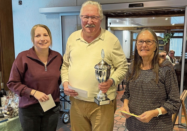 Ehre, wem Ehre gebührt: Die Drittplatzierte Sabrina Siegrist mit Gewinner Sepp Schlegel und der Zweitplatzierten Ruth Schmidt.Foto: zvg