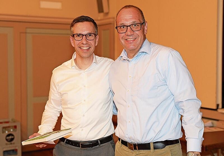 Unerwartete Auszeichnung: Commissionspräsident Stefan Regli erhielt von General Stephan Weber ein Bild. Foto: Jean-Daniel Ruffieux
