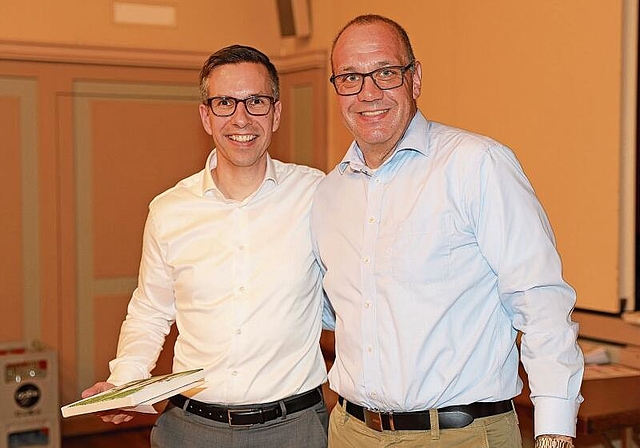 Unerwartete Auszeichnung: Commissionspräsident Stefan Regli erhielt von General Stephan Weber ein Bild. Foto: Jean-Daniel Ruffieux
