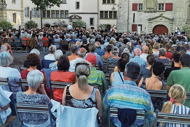 Stimmungsvoll: Jugendfestserenade im Schlosshof vor voll besetzten Rängen.Foto: Fritz Thut