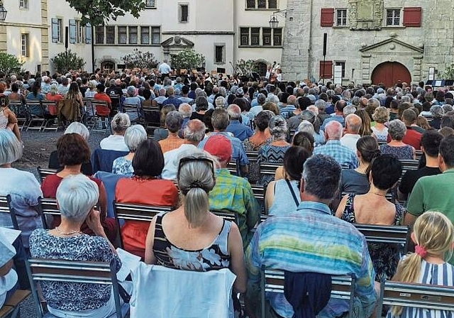 Stimmungsvoll: Jugendfestserenade im Schlosshof vor voll besetzten Rängen.Foto: Fritz Thut