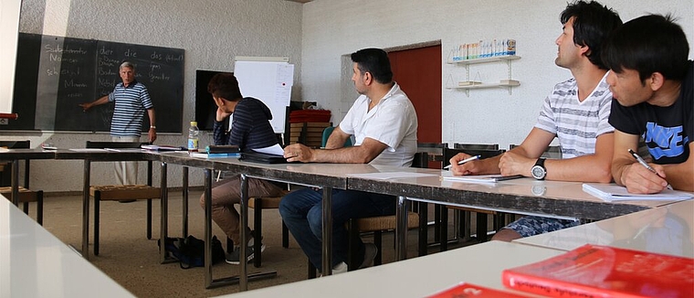 Flüchtlinge lernenim reformierten Kirchgemeindehaus Deutsch, aber nicht nur. Foto: Melanie Solloso