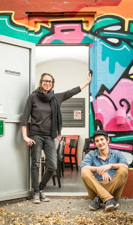 Haben für die Jungen immer eine offene Tür: Die neuen Lenzburger Jugendarbeiter Eveline Zeder und Benjamin Pfeuti vor dem «Tommasini». Foto: Chris Iseli