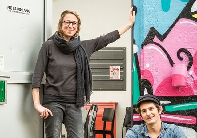 Haben für die Jungen immer eine offene Tür: Die neuen Lenzburger Jugendarbeiter Eveline Zeder und Benjamin Pfeuti vor dem «Tommasini». Foto: Chris Iseli