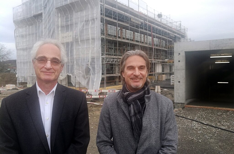 Laden am Samstag zum Rohbaufest: Die Vorstandsmitglieder der Wohnbau-Genossenschaft Oberes Seetal, Daniel Kühne und Patrick Fischer, vor dem Bau des Alterswohn-Projektes Lindenmatt. Foto: Fritz Thut