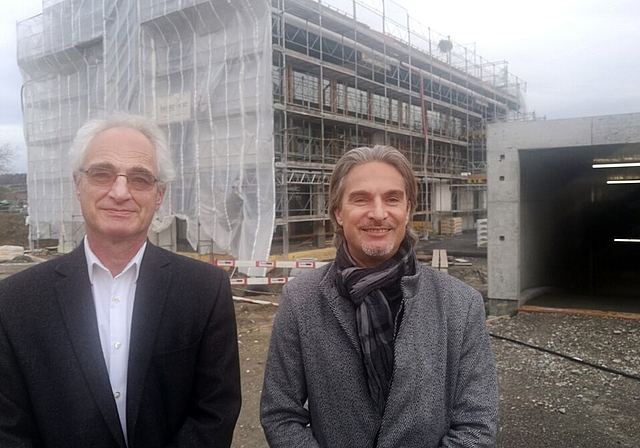 Laden am Samstag zum Rohbaufest: Die Vorstandsmitglieder der Wohnbau-Genossenschaft Oberes Seetal, Daniel Kühne und Patrick Fischer, vor dem Bau des Alterswohn-Projektes Lindenmatt. Foto: Fritz Thut