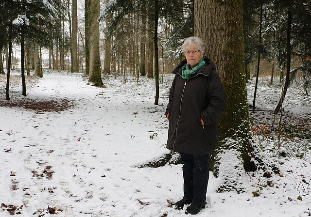 Heidi Honegger aus Niederlenz hat vorgesorgt: Im Waldfriedhof beim Sportplatz Altfeld in Niederlenz hat sie sich einen Baum gekauft. Foto: Melanie Solloso