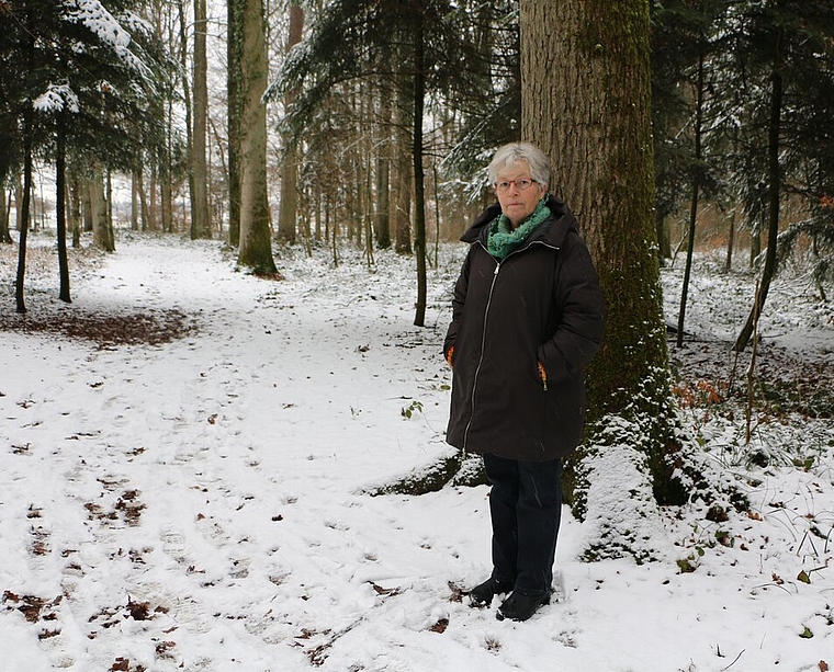 Heidi Honegger aus Niederlenz hat vorgesorgt: Im Waldfriedhof beim Sportplatz Altfeld in Niederlenz hat sie sich einen Baum gekauft. Foto: Melanie Solloso