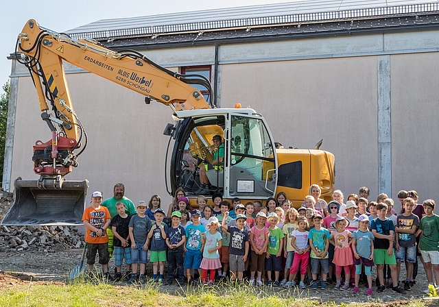 <em>Grosse Vorfreude der Bettwiler Schulkinder:</em> Spatenstich zur Schulhauserweiterung am letzten Tag vor den Ferien. Foto: zvg