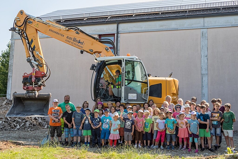 <em>Grosse Vorfreude der Bettwiler Schulkinder:</em> Spatenstich zur Schulhauserweiterung am letzten Tag vor den Ferien. Foto: zvg