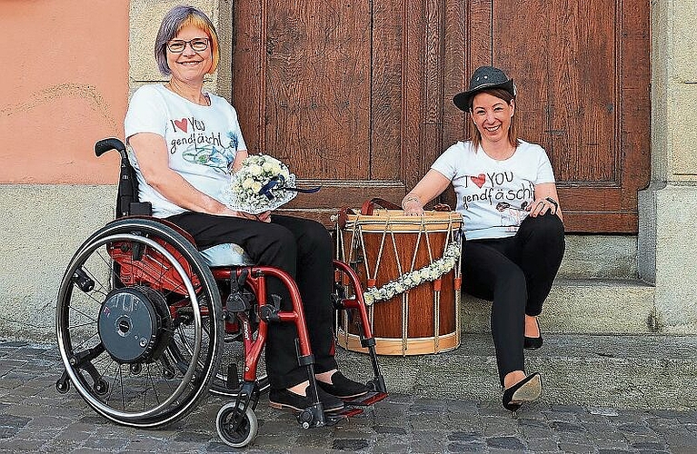 Sie stecken hinter PunktBlau und (in) den «I love You-gendfäscht»-T-Shirts: Iris Bachmann und Lea Grossmann. Foto: Patrick Iseli
