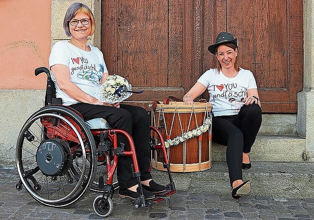 Sie stecken hinter PunktBlau und (in) den «I love You-gendfäscht»-T-Shirts: Iris Bachmann und Lea Grossmann. Foto: Patrick Iseli
