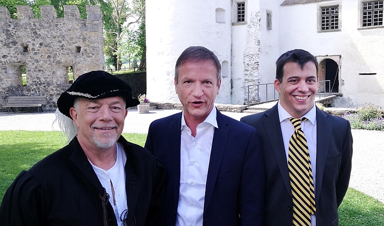 Direktor zwischen Adel einst und jetzt: Marco Castellaneta von Museum Aargau neben Ausstellungskurator Thomas Frei in der Rolle als Dietrich von Hallwyl (links) und Thibaud von Erlach (rechts). Foto: Fritz Thut