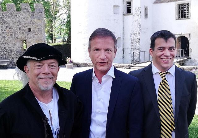 Direktor zwischen Adel einst und jetzt: Marco Castellaneta von Museum Aargau neben Ausstellungskurator Thomas Frei in der Rolle als Dietrich von Hallwyl (links) und Thibaud von Erlach (rechts). Foto: Fritz Thut