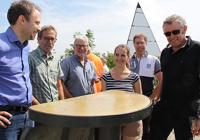 <em>Freuen sich über die restaurierte Panoramatafel:</em> Professor Valentin Boissonnas, Vizeammann Ernst Joho, Gemeindeschreiber Jürg Lanz, Studentin Sabine De Raemy, Gemeindeammann Reto Porta und Lions-Club-Mitglied Dieter Felber. Foto: Alfred Ga