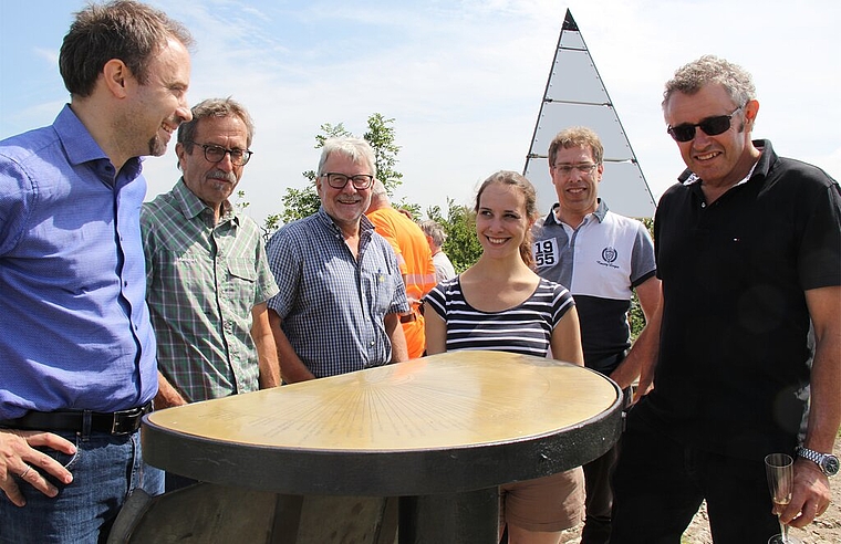 <em>Freuen sich über die restaurierte Panoramatafel:</em> Professor Valentin Boissonnas, Vizeammann Ernst Joho, Gemeindeschreiber Jürg Lanz, Studentin Sabine De Raemy, Gemeindeammann Reto Porta und Lions-Club-Mitglied Dieter Felber. Foto: Alfred Ga