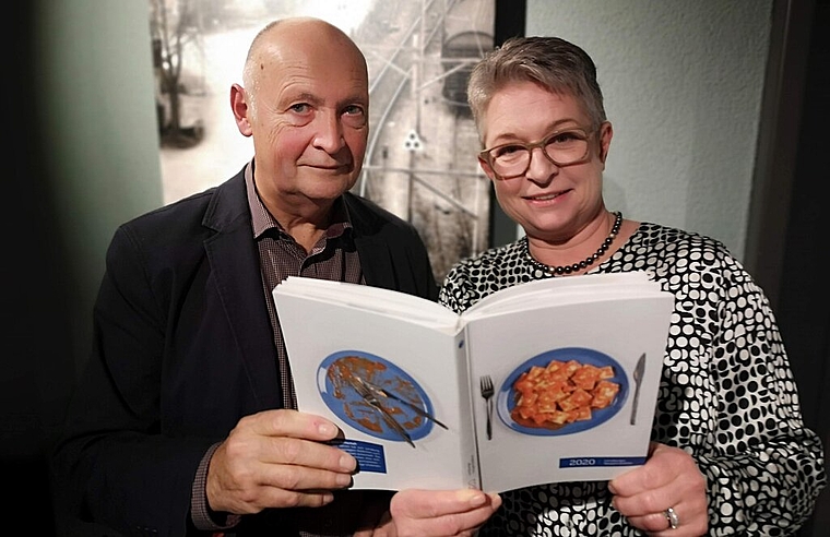 <em>Ein Teller Ravioli auf der Titelseite:</em> Chefredaktor Michael Müller und Ortsbürgerkulturkommissionspräsidentin Barbara Gurini präsentierten im Restaurant Ochsen die «Lenzburger Neujahrsblätter 2020». Foto: Fritz Thut