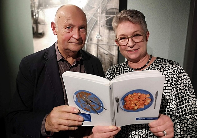 <em>Ein Teller Ravioli auf der Titelseite:</em> Chefredaktor Michael Müller und Ortsbürgerkulturkommissionspräsidentin Barbara Gurini präsentierten im Restaurant Ochsen die «Lenzburger Neujahrsblätter 2020». Foto: Fritz Thut