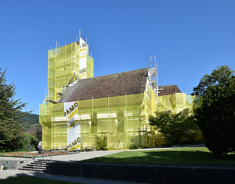 Noch verhüllt: Die Fassade wird in absehbarer Zeit in neuem Glanz erstrahlen. Foto: Ernst Hochstrasser