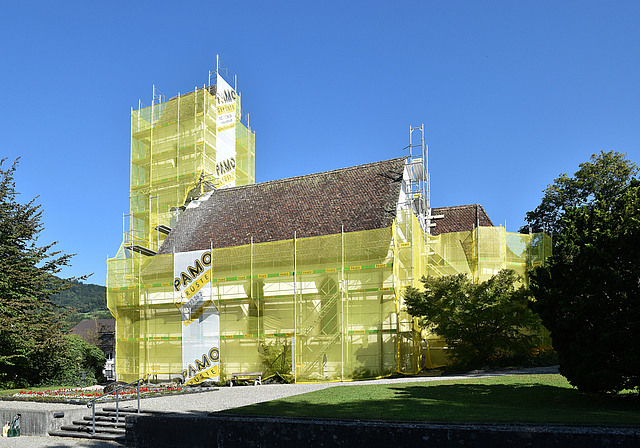 Noch verhüllt: Die Fassade wird in absehbarer Zeit in neuem Glanz erstrahlen. Foto: Ernst Hochstrasser