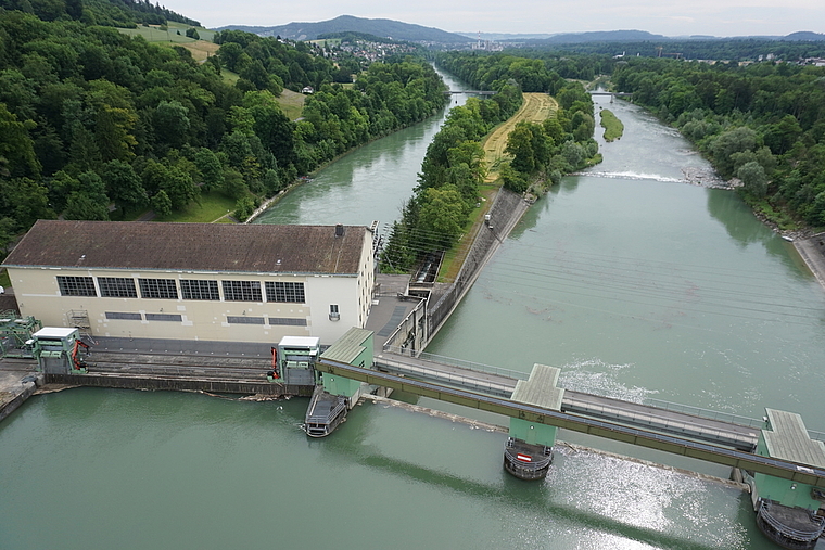 Noch bis zum Frühjahr 2021 wird ein Generator des Kraftwerks erneuert: Dann stehen der SBB zwei Generatoren zur Bahnstromversorgung und dem Schwimmbad Rupperswil-Auenstein wieder Abwärme zur Verfügung. Foto: zvg