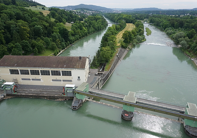 Noch bis zum Frühjahr 2021 wird ein Generator des Kraftwerks erneuert: Dann stehen der SBB zwei Generatoren zur Bahnstromversorgung und dem Schwimmbad Rupperswil-Auenstein wieder Abwärme zur Verfügung. Foto: zvg