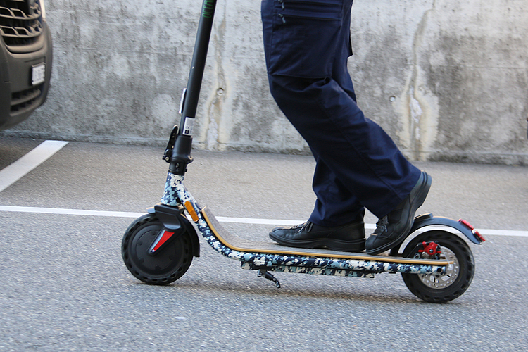 Sorgen mitunter für rote Köpfe: E-Trottinette sind praktisch, aber auch gefährlich. Foto: Romi Schmid
