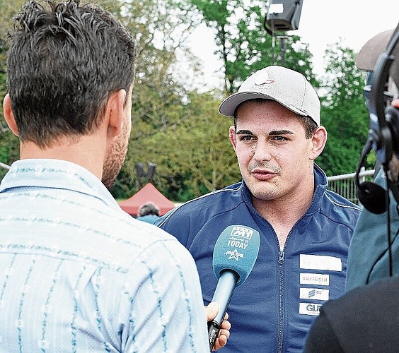 Seenger interviewt Sarmenstorfer: Adrian Remund von Tele M1 im Livegespräch mit dem «Eidgenossen» Andreas Döbeli, der Rang 3 belegte. Foto: Alexander Wagner
