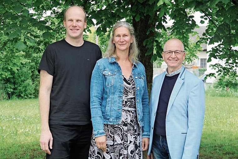 Gelungene Zusammenarbeit: Florian Zaunmayr, Chorleiter Kirchenchor Liturgia, mit Kristine Jaunalksne, Chorleiterin Lenzburger Kantorei, und Komponist Grimoaldo Macchia.Foto: Romi Schmid