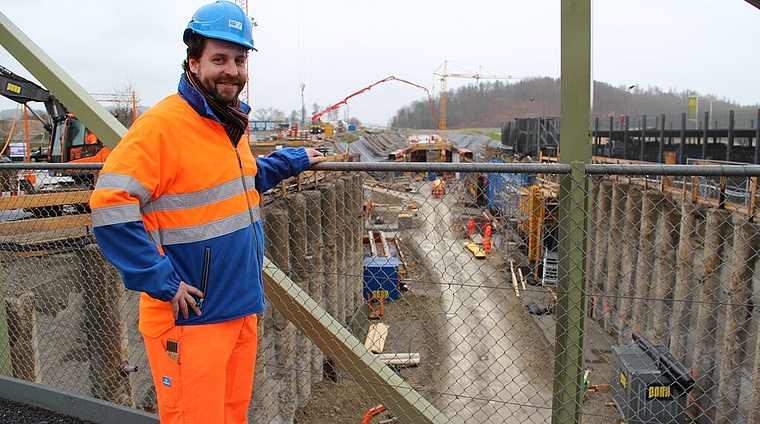 <em>Blick in die zehn Meter tiefe Baugrube:</em> Gemäss Projektleiter Armin Rauchenstein kommen die Arbeiten gut voran. Foto: Carolin Frei