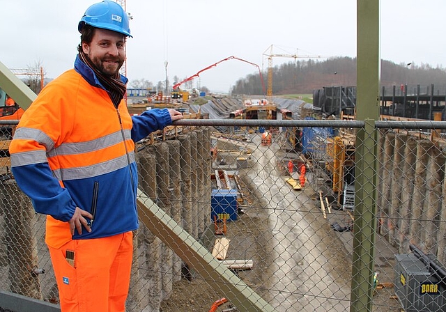 <em>Blick in die zehn Meter tiefe Baugrube:</em> Gemäss Projektleiter Armin Rauchenstein kommen die Arbeiten gut voran. Foto: Carolin Frei