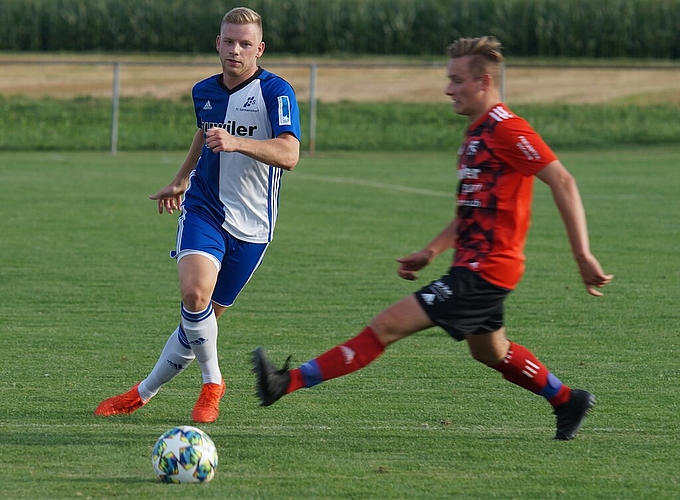 <em>Denker und Lenker auf dem Rasen:</em> Fabian Burkard (links), Zuzug aus Muri, soll Teamstütze in Sarmenstorf werden. Foto: Ruedi Burkart