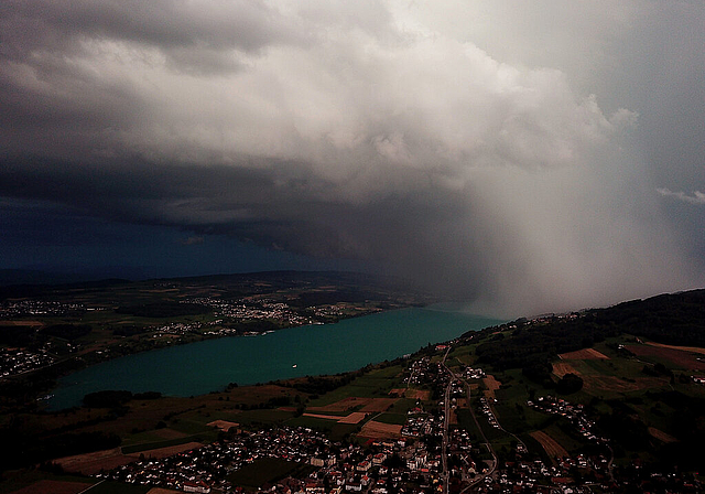 Spektakel über dem Seetal: Eine Gewitterzelle überquert am Abend des 17. August den Hallwilersee und erscheint im roten Abendlicht der untergehenden Sonne in spektakulären Farben. Foto: Andreas Walker